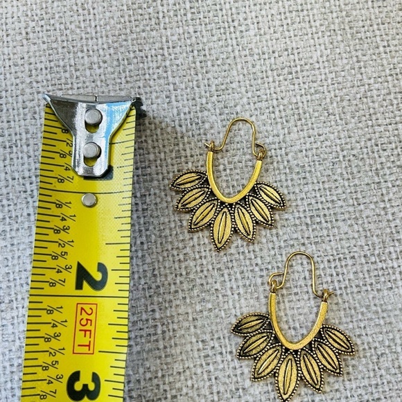 Gold Tone Boho Flower Shaped Filigree Retro Hoop Earrings - Picture 4 of 5